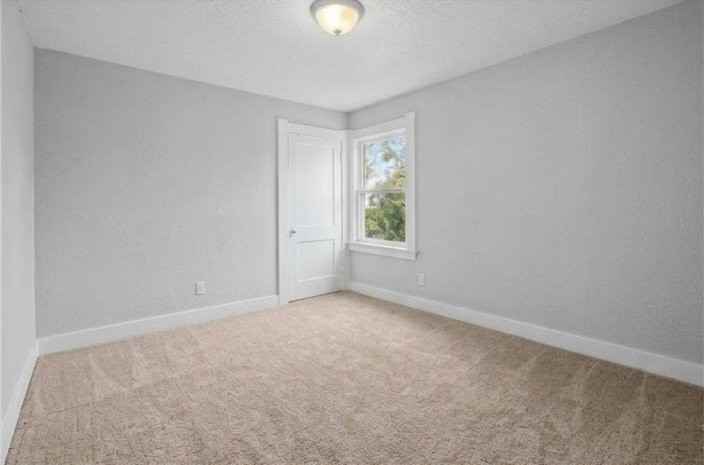 748 Geneva Ave - Photo 6 of 9
