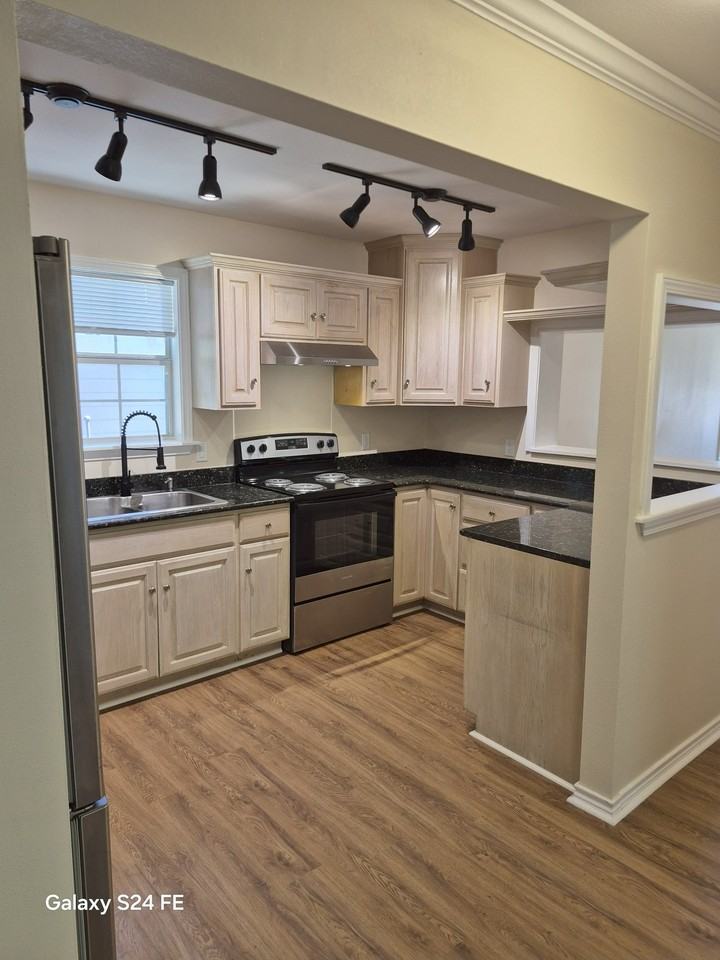 1107 Barclay St - Photo 3 of 19