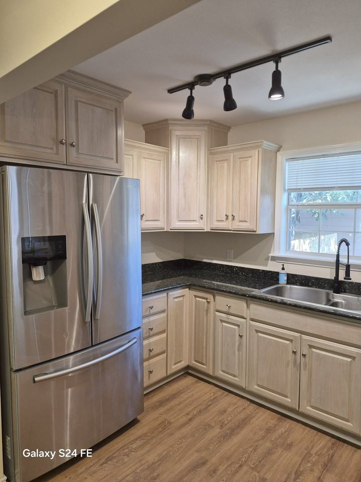 1107 Barclay St - Photo 4 of 19