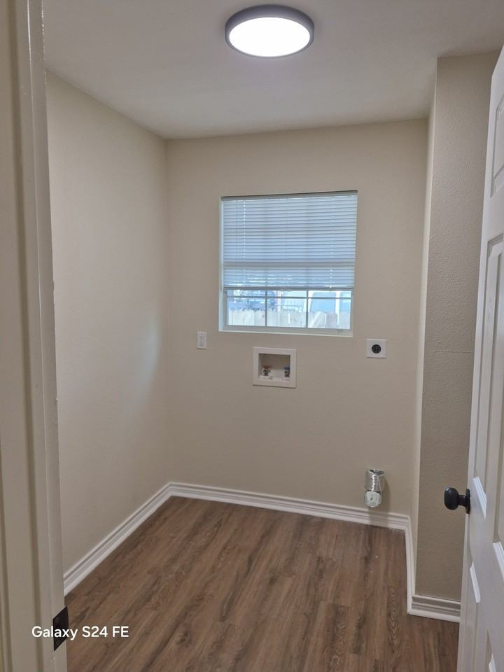 1107 Barclay St - Photo 7 of 19