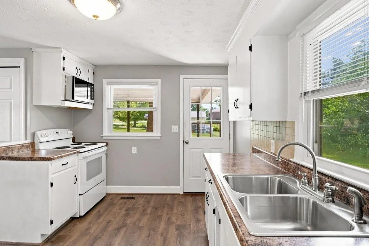 94 Valentine Dr - Photo 3 of 14
