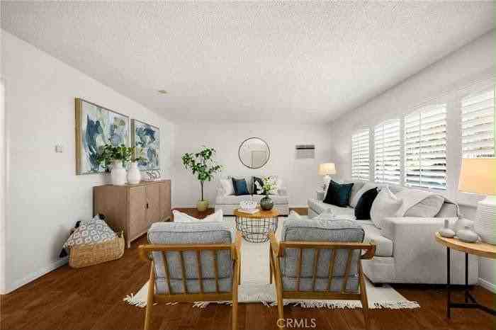 308 W 10th St - Photo 3 of 17