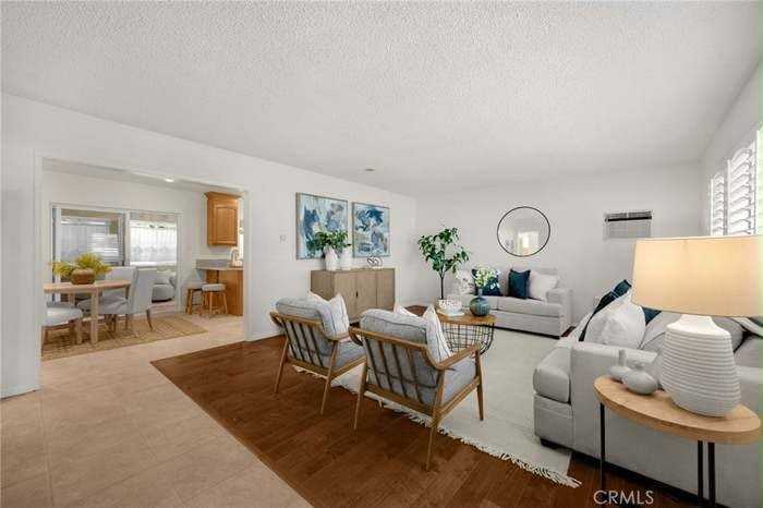 308 W 10th St - Photo 5 of 17