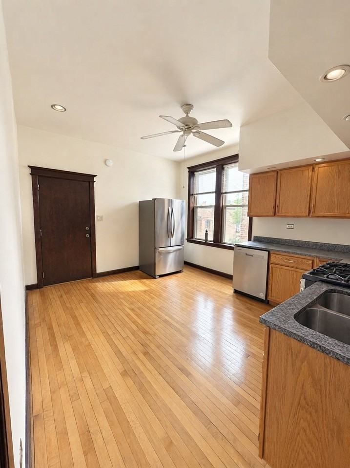 951 N Oakley Blvd #2 - Photo 5 of 10