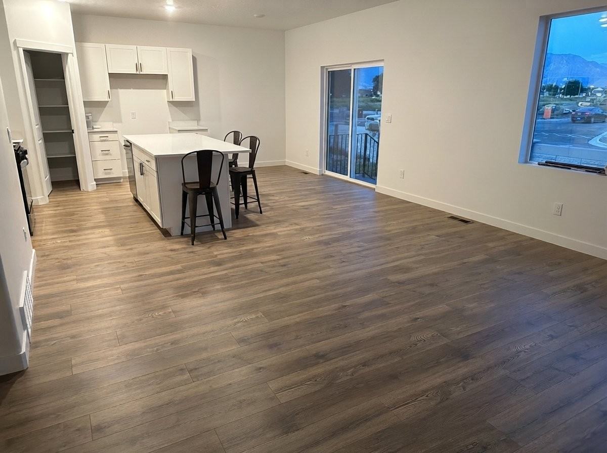 654 N Trident Dr - Photo 2 of 8