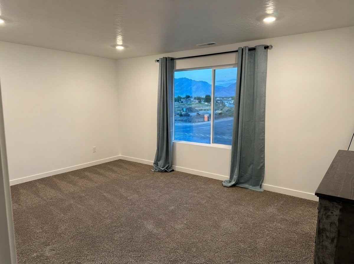 654 N Trident Dr - Photo 3 of 8
