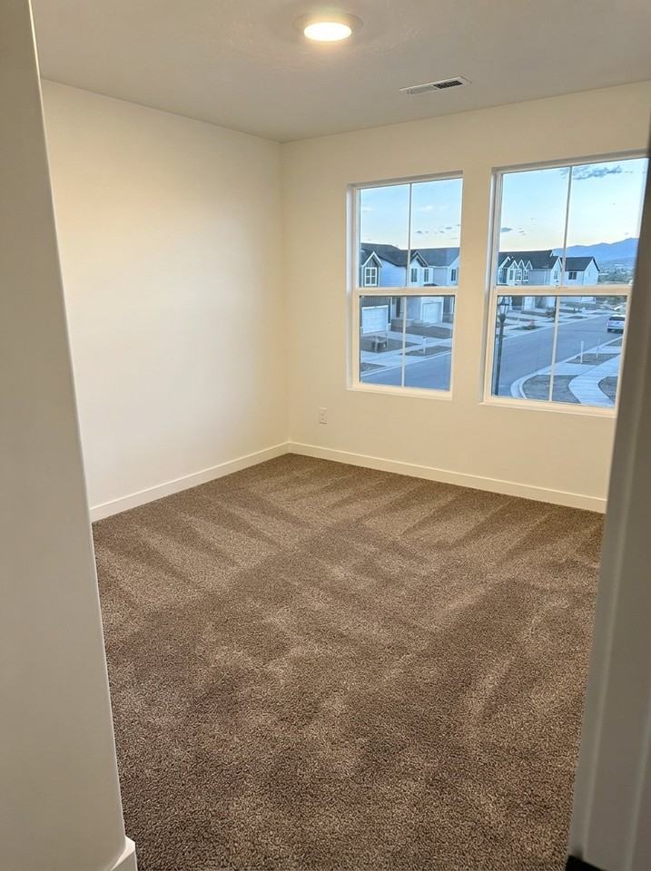 654 N Trident Dr - Photo 5 of 8