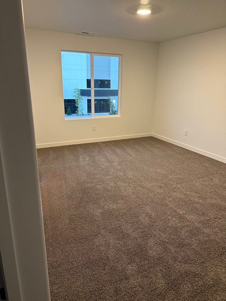654 N Trident Dr - Photo 6 of 8