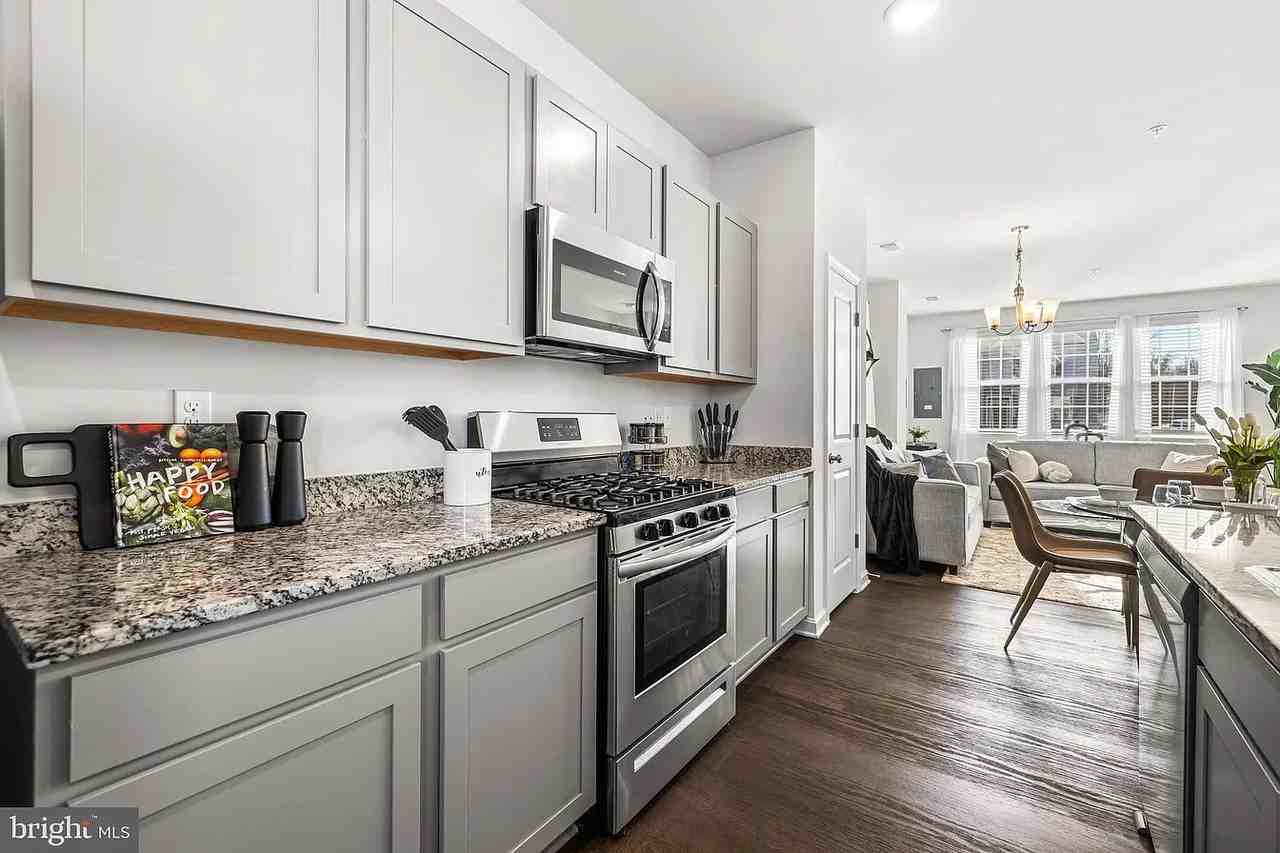 1915 Graymount Way - Photo 2 of 19