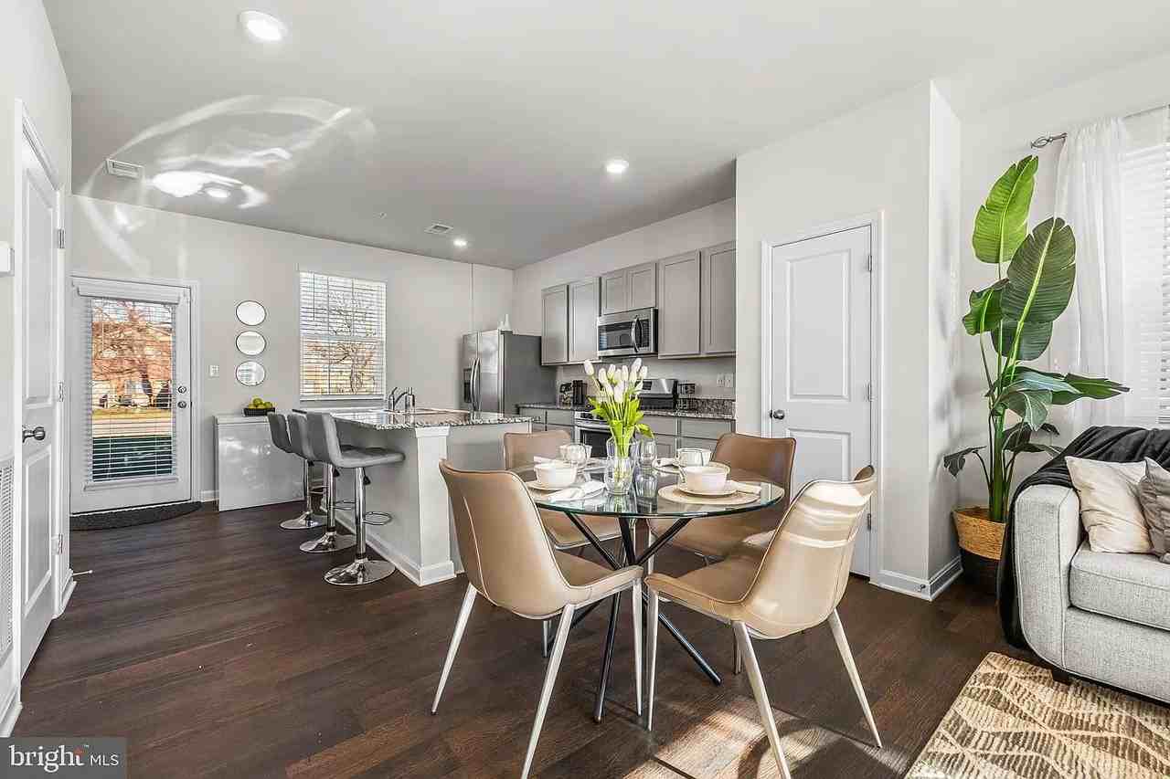 1915 Graymount Way - Photo 3 of 19