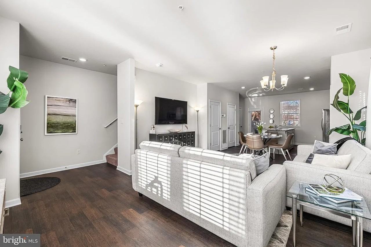 1915 Graymount Way - Photo 4 of 19