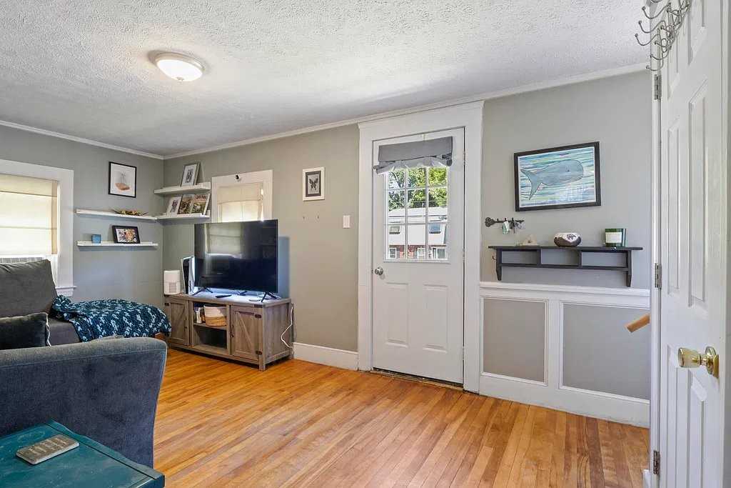 51 Anderson Ave - Photo 3 of 17