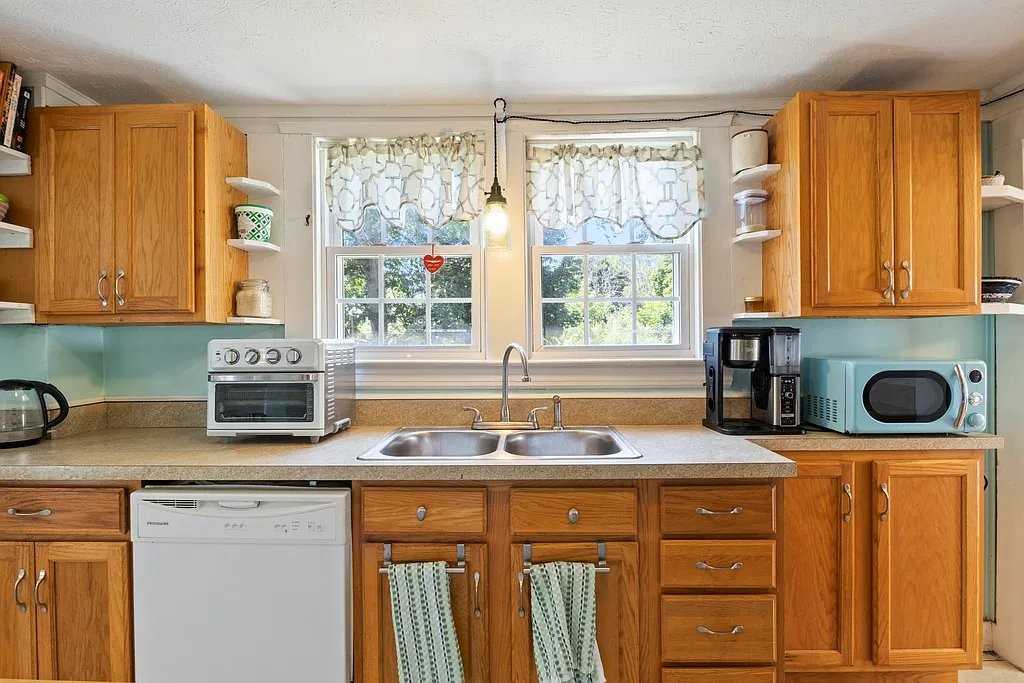 51 Anderson Ave - Photo 5 of 17