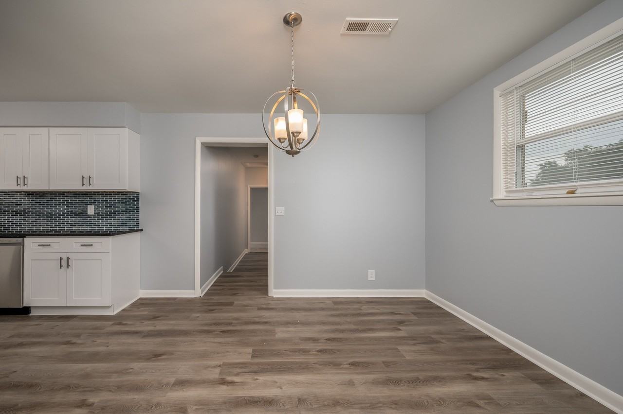 3207 Roleeson Ln - Photo 4 of 15