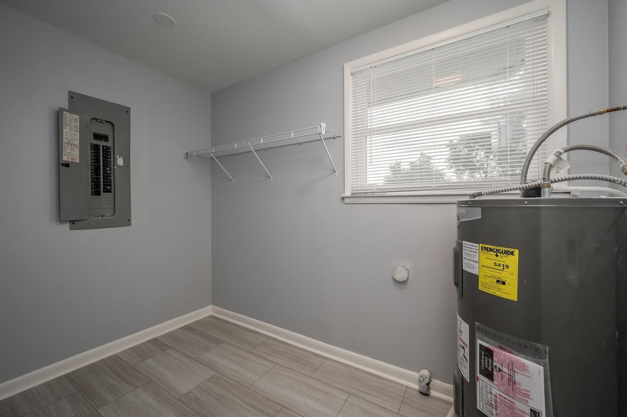3207 Roleeson Ln - Photo 5 of 15