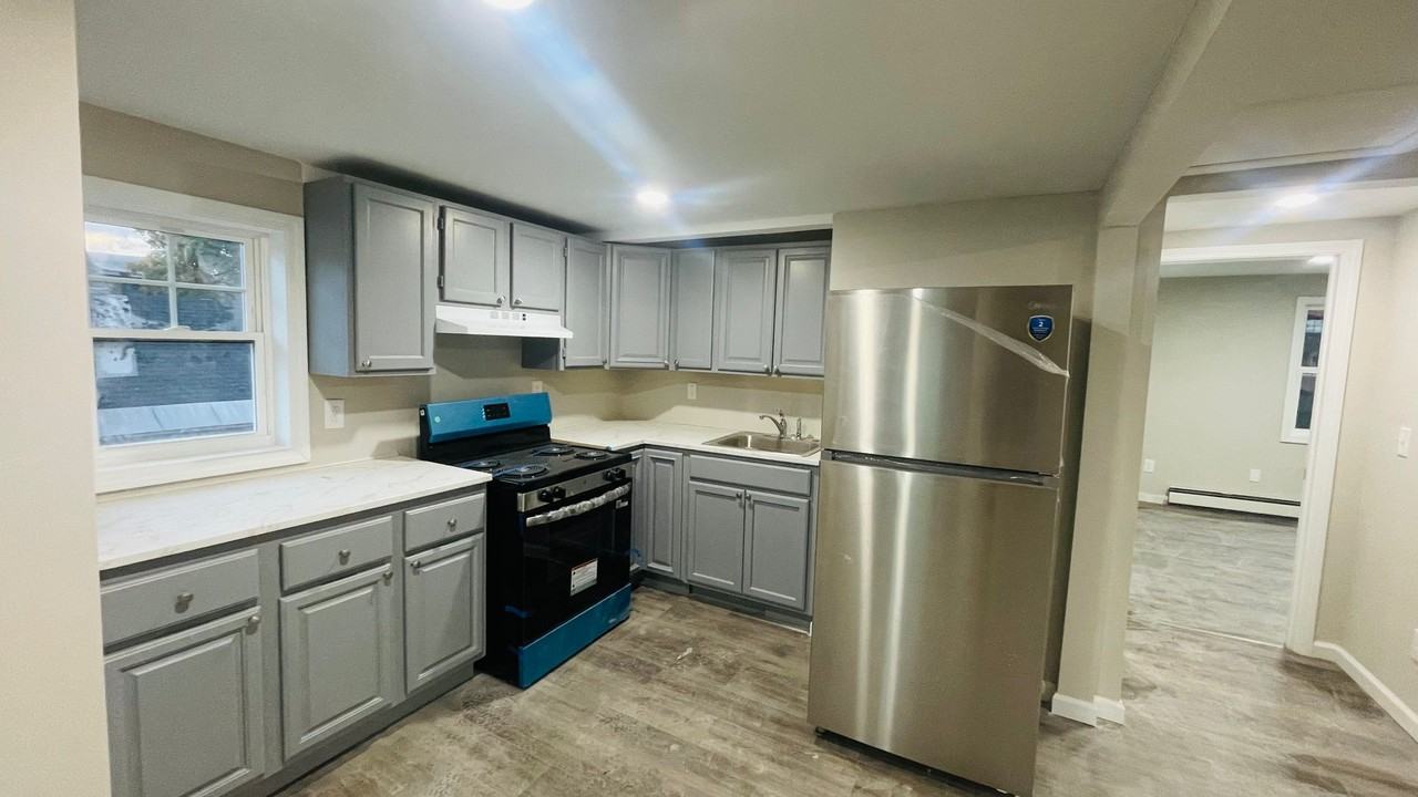 715 Catherine St #2 - Photo 3 of 11