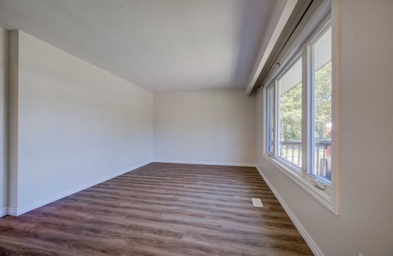 70 Arrowhead Crescent - Photo 3 of 19