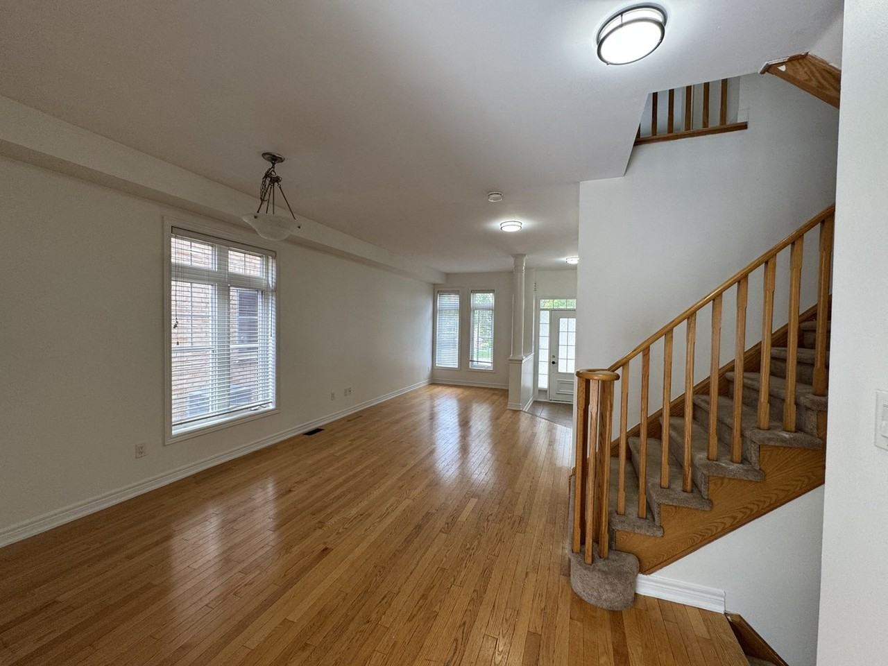 324 Giddings Cres - Photo 2 of 10
