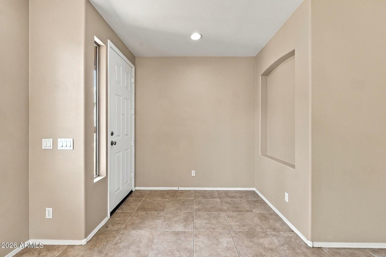 9434 W Ross Ave - Photo 3 of 37