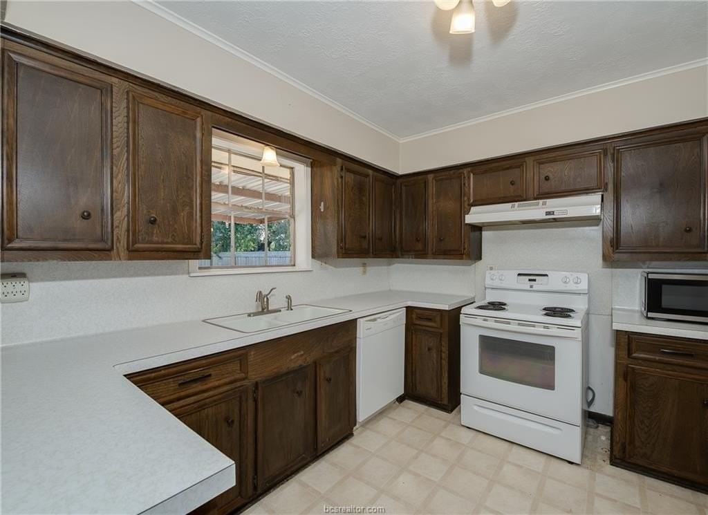 1819 Leona Dr - Photo 4 of 15