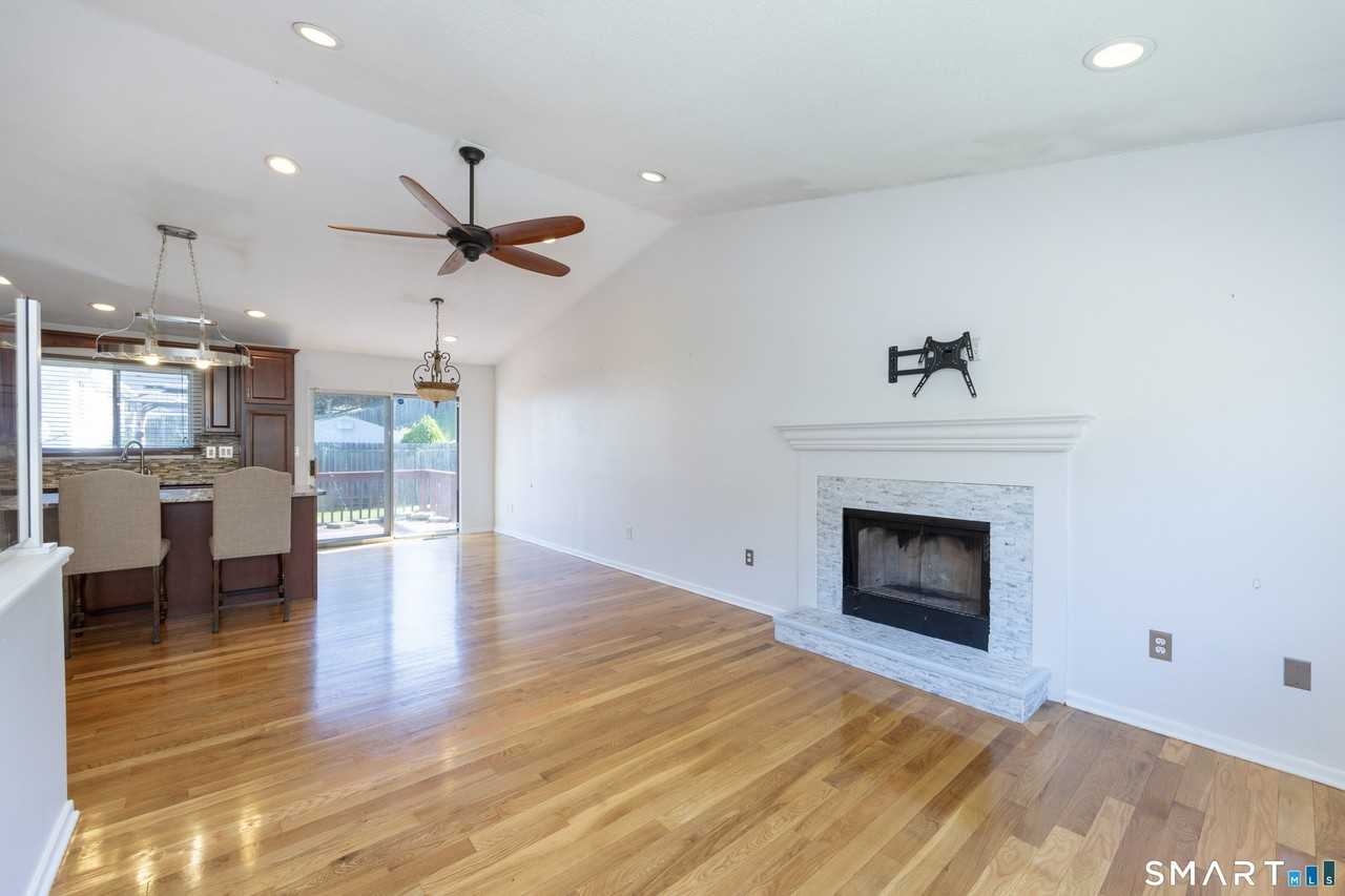 351 Bradley St - Photo 5 of 22