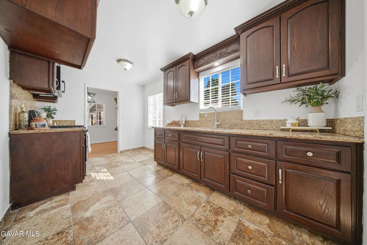 38808 Carolside Ave - Photo 2 of 20