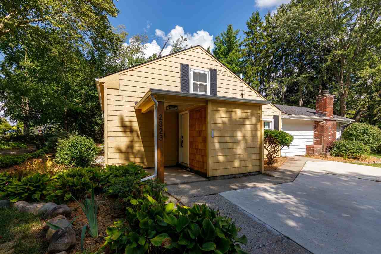 2323 Yost Blvd - Photo 4 of 24