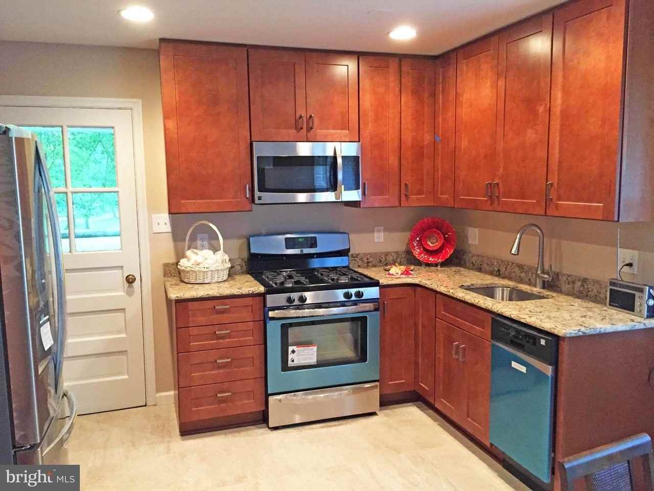5618 Inverchapel Rd - Photo 5 of 13