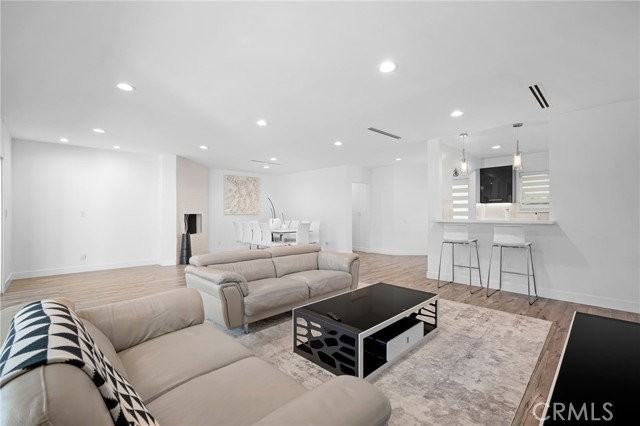 7078 Park Manor Ave - Photo 4 of 8