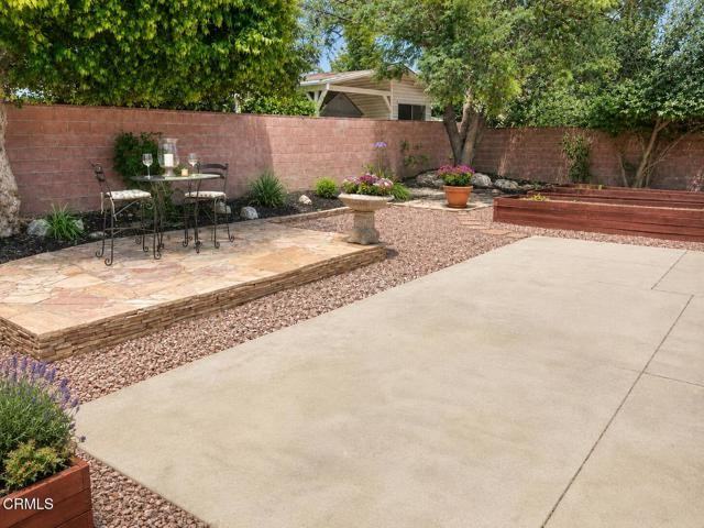 22901 Leadwell St - Photo 6 of 8