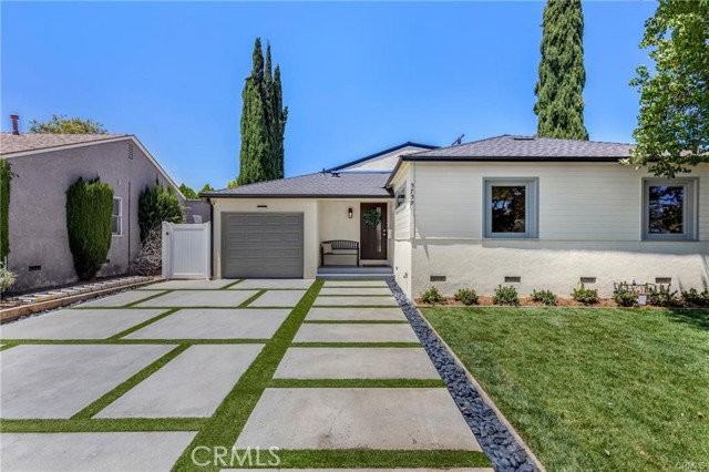 5759 Jamieson Ave - Photo 2 of 8