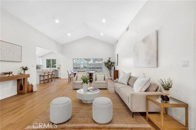 5759 Jamieson Ave - Photo 3 of 8