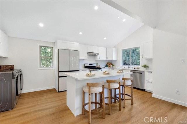 5759 Jamieson Ave - Photo 4 of 8