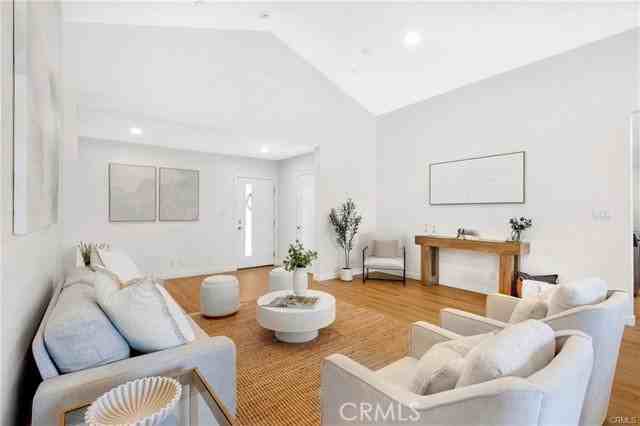 5759 Jamieson Ave - Photo 5 of 8