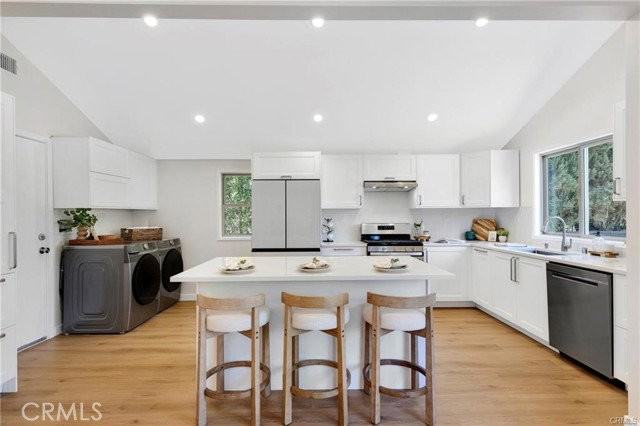 5759 Jamieson Ave - Photo 6 of 8