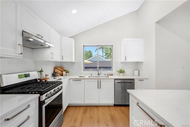 5759 Jamieson Ave - Photo 7 of 8