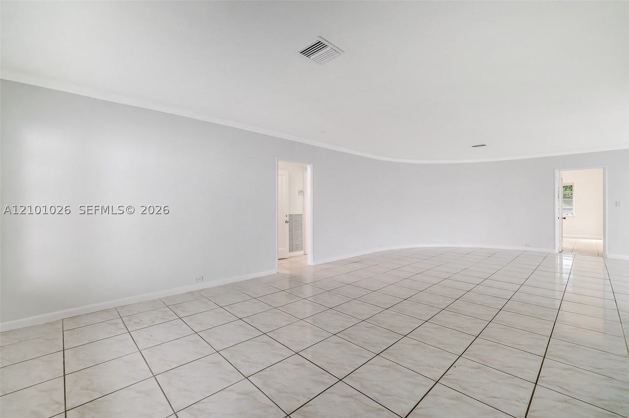 590 W 50th St - Photo 7 of 50