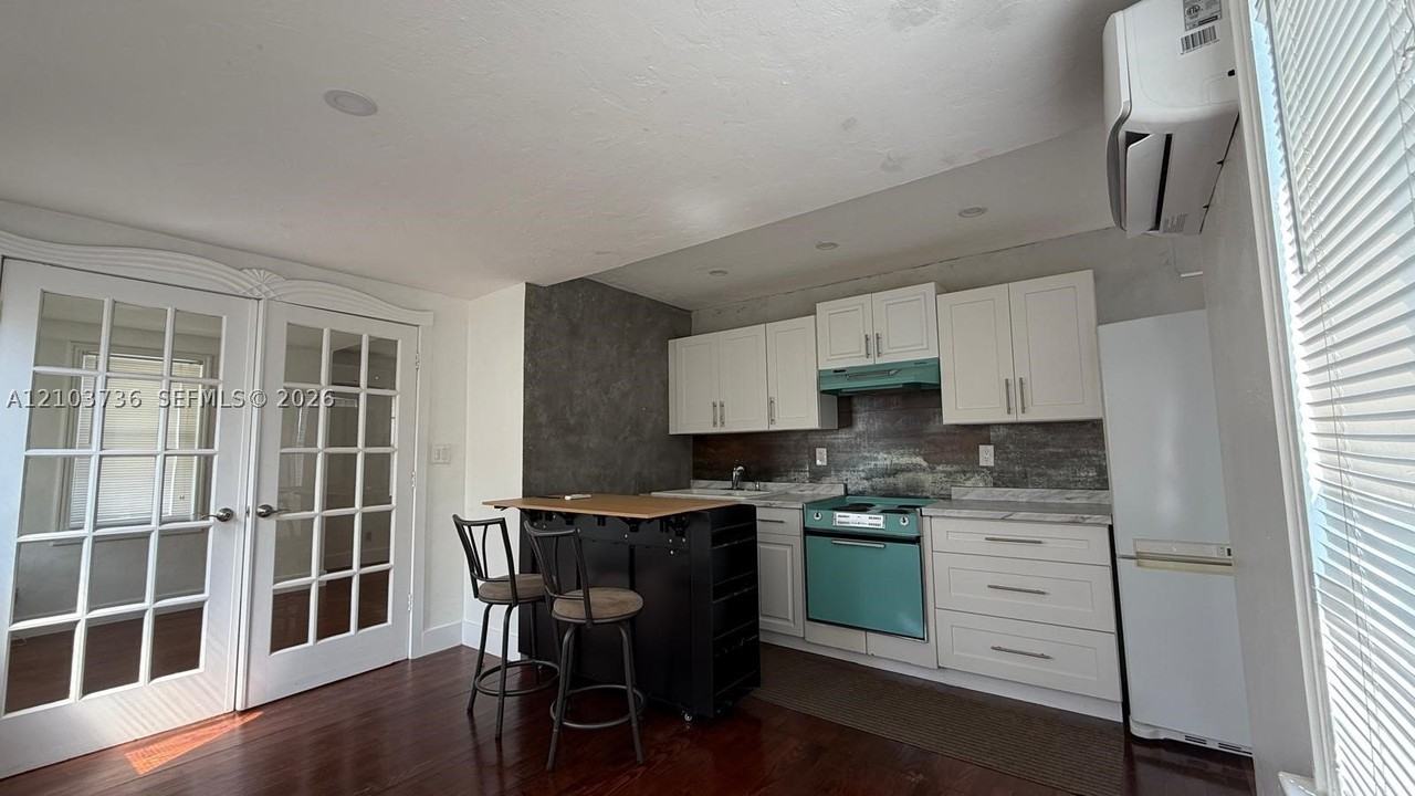 1021 Ne 33rd St #F1 - Photo 4 of 15