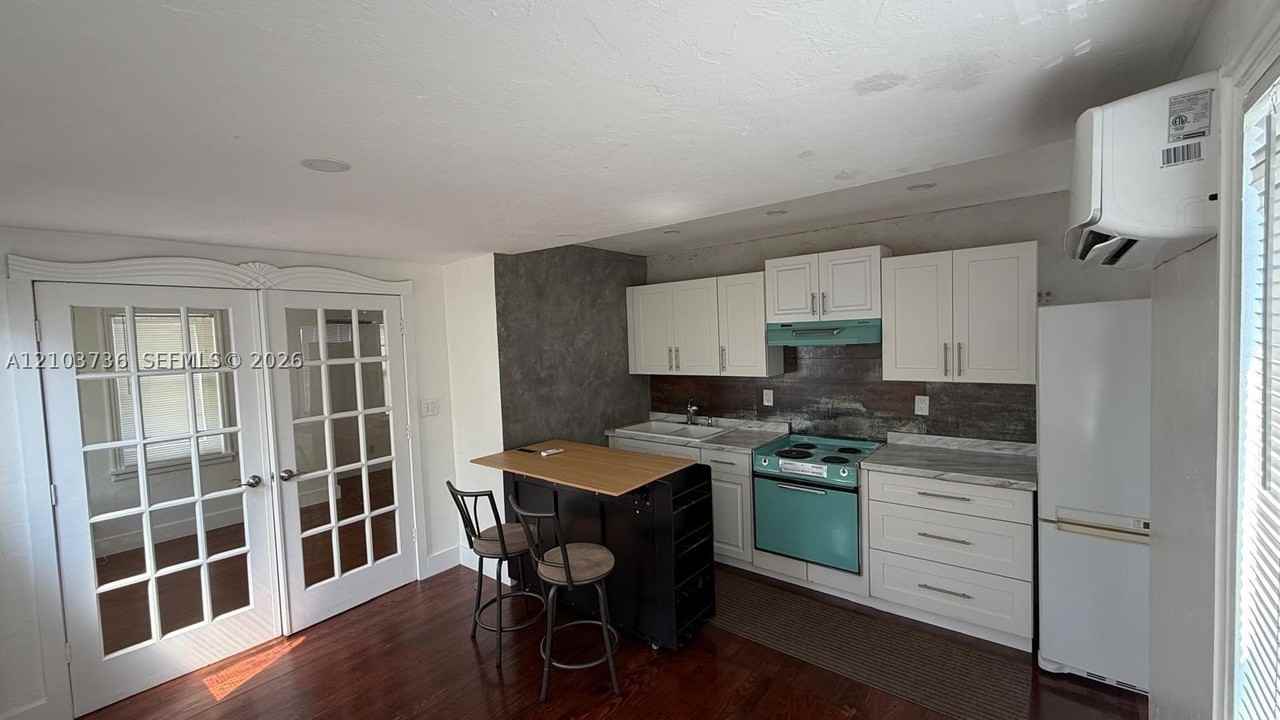 1021 Ne 33rd St #F1 - Photo 5 of 15