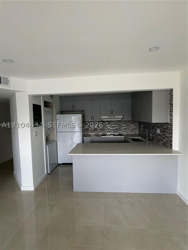 1820 W 53rd St #201 - Photo 3 of 18