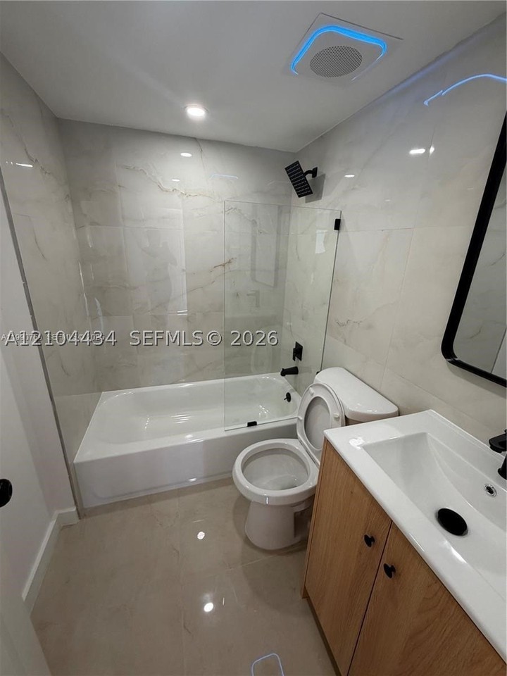 1820 W 53rd St #201 - Photo 5 of 18