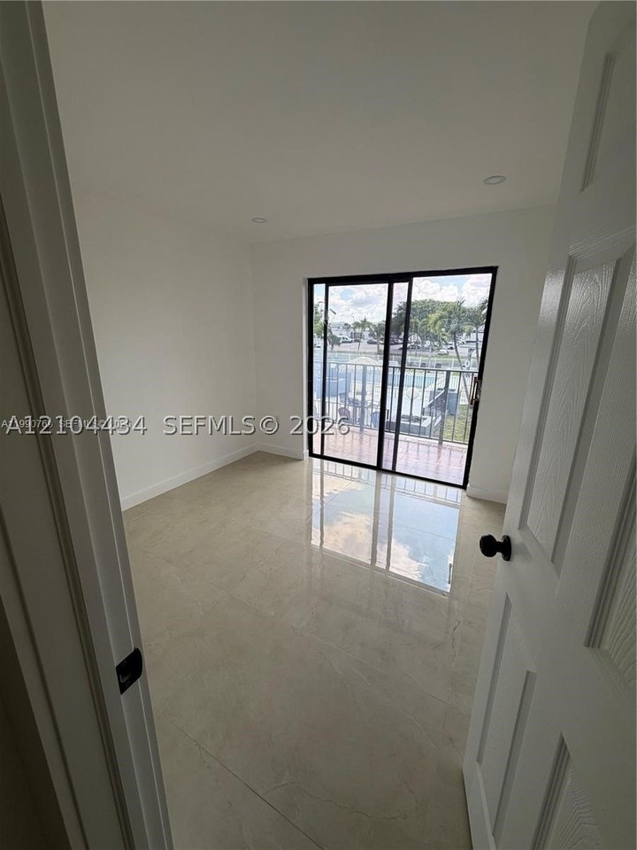 1820 W 53rd St #201 - Photo 7 of 18