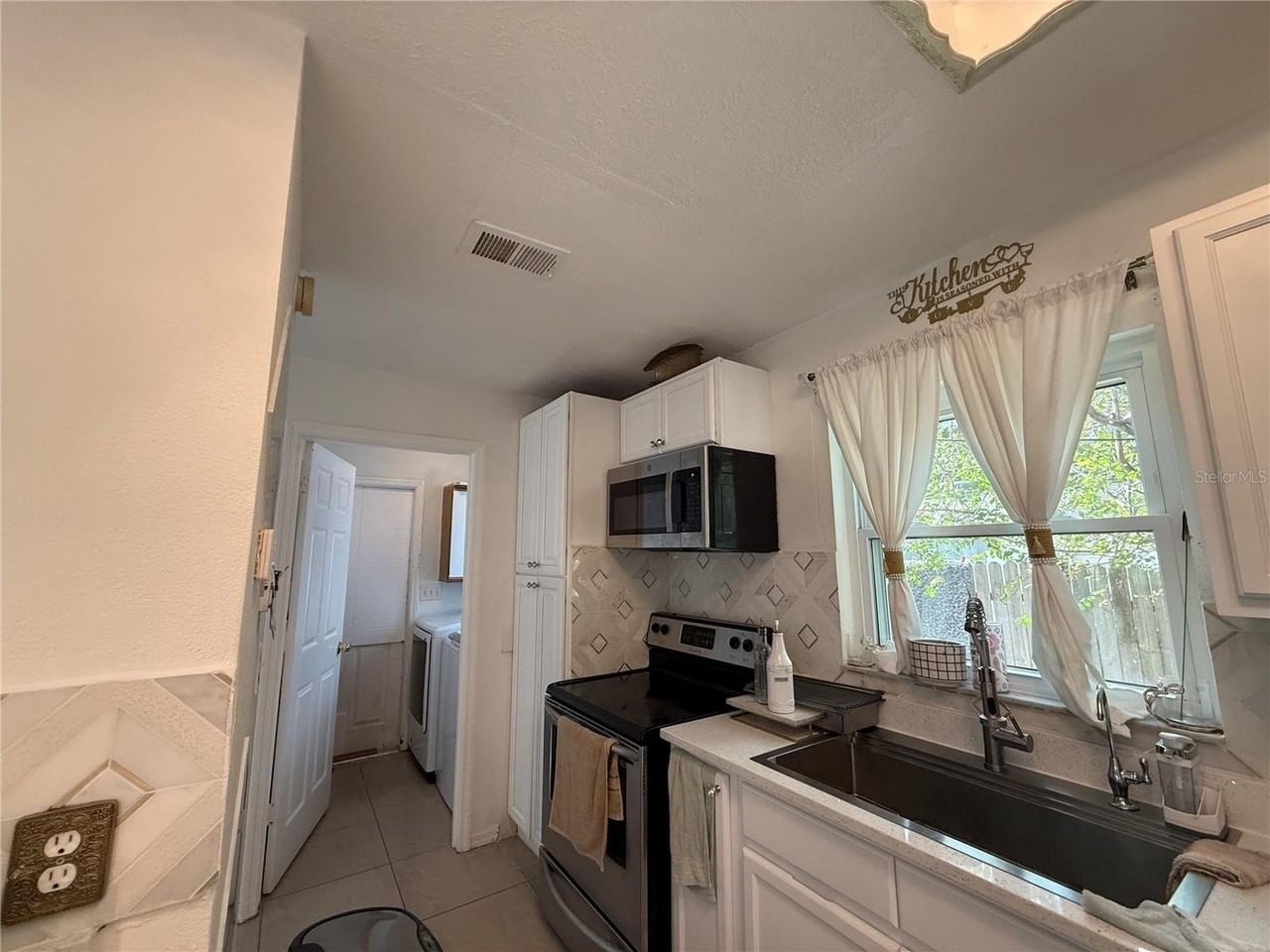 737 Country Woods Cir - Photo 2 of 7