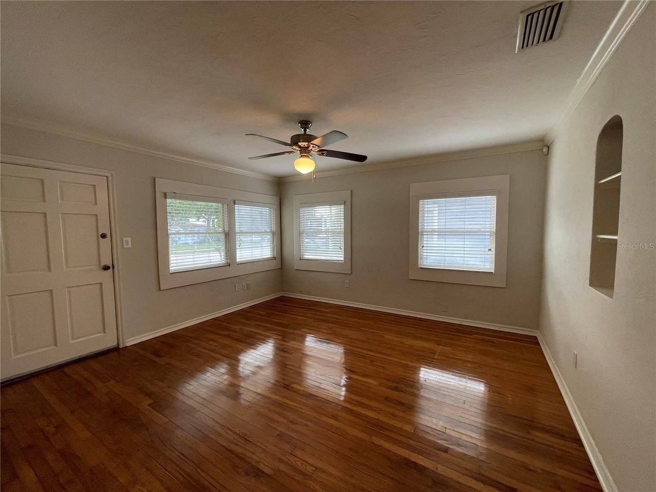303 S Audubon Ave - Photo 4 of 27