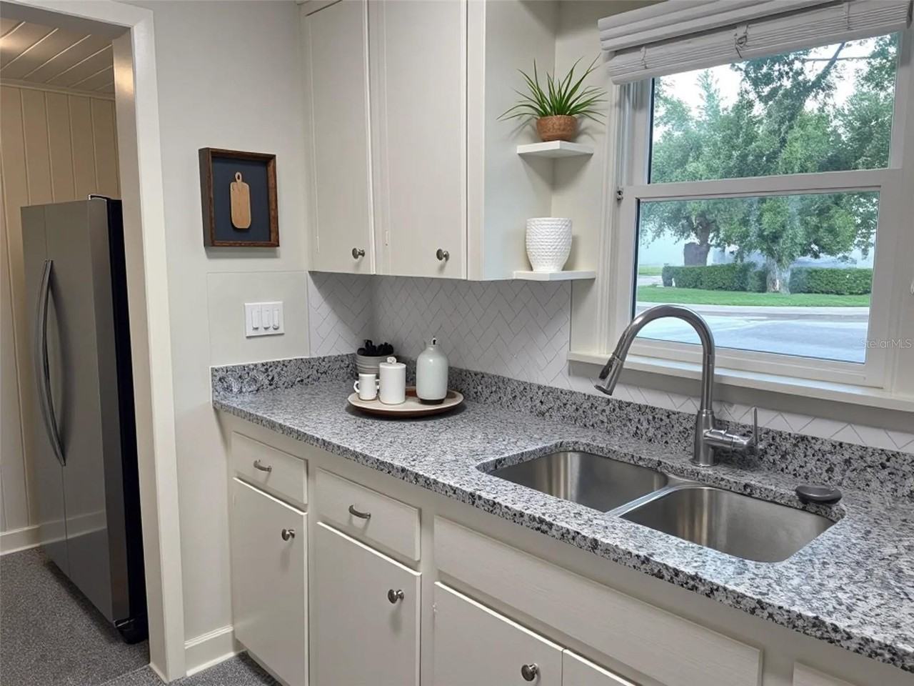 303 S Audubon Ave - Photo 5 of 27