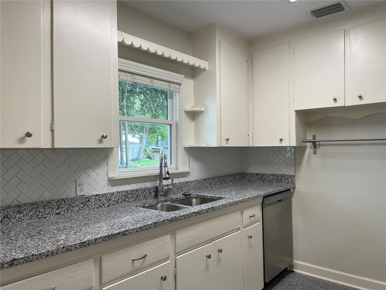 303 S Audubon Ave - Photo 7 of 27