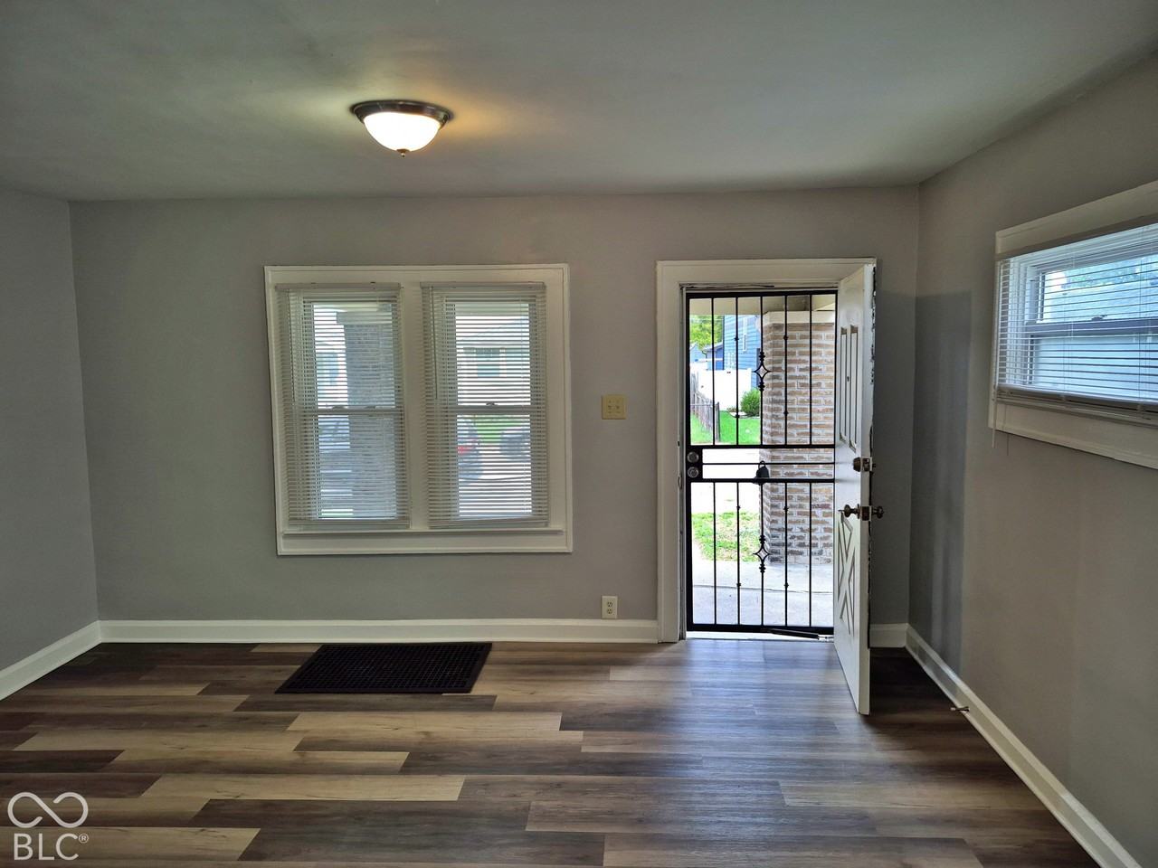 1839 N Dexter St - Photo 5 of 19