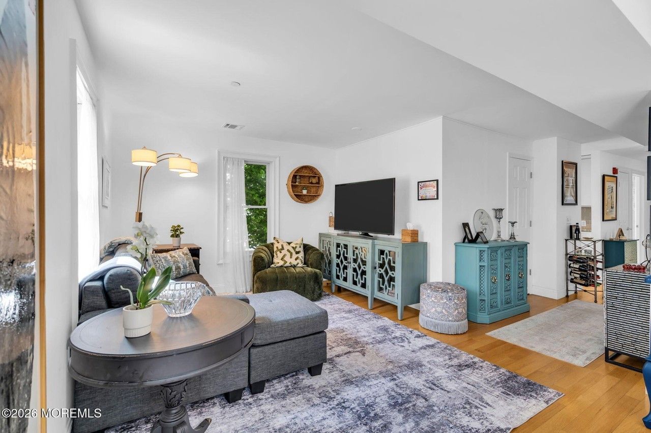317 6th Ave #201 - Photo 4 of 32