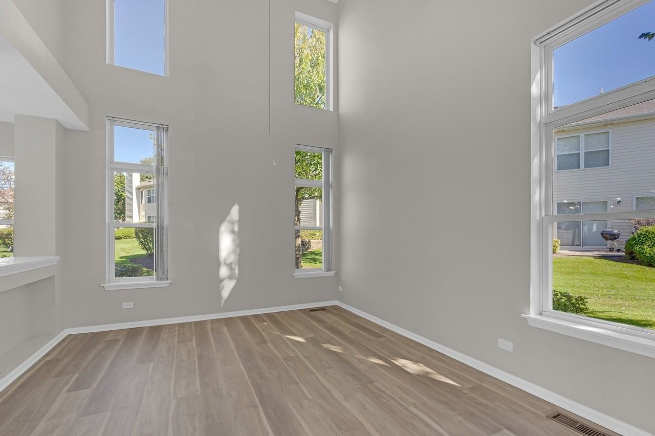 1530 E Chivalry Ct - Photo 3 of 22