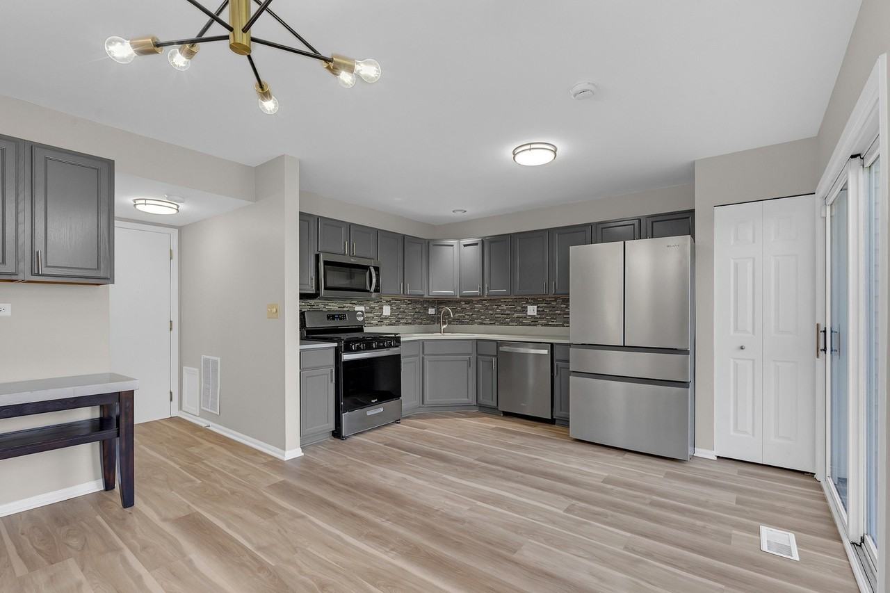 1530 E Chivalry Ct - Photo 5 of 22